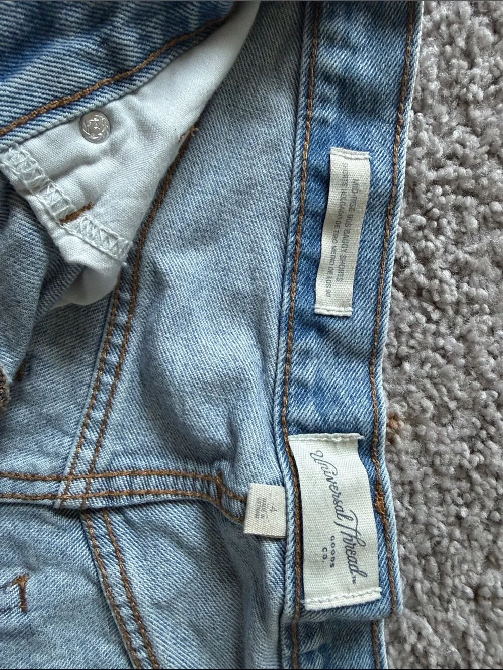 Light Wash mid-rise 90s baggy Denim Cutoff Shorts
